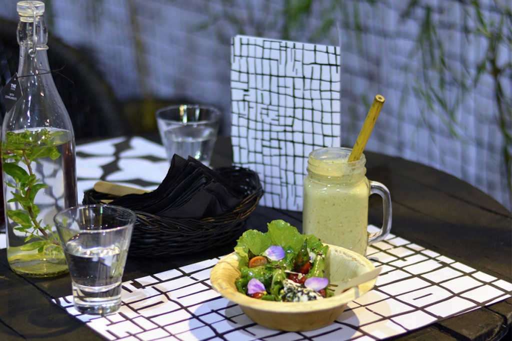 nomad-india-park-cafe-salad-smoothie